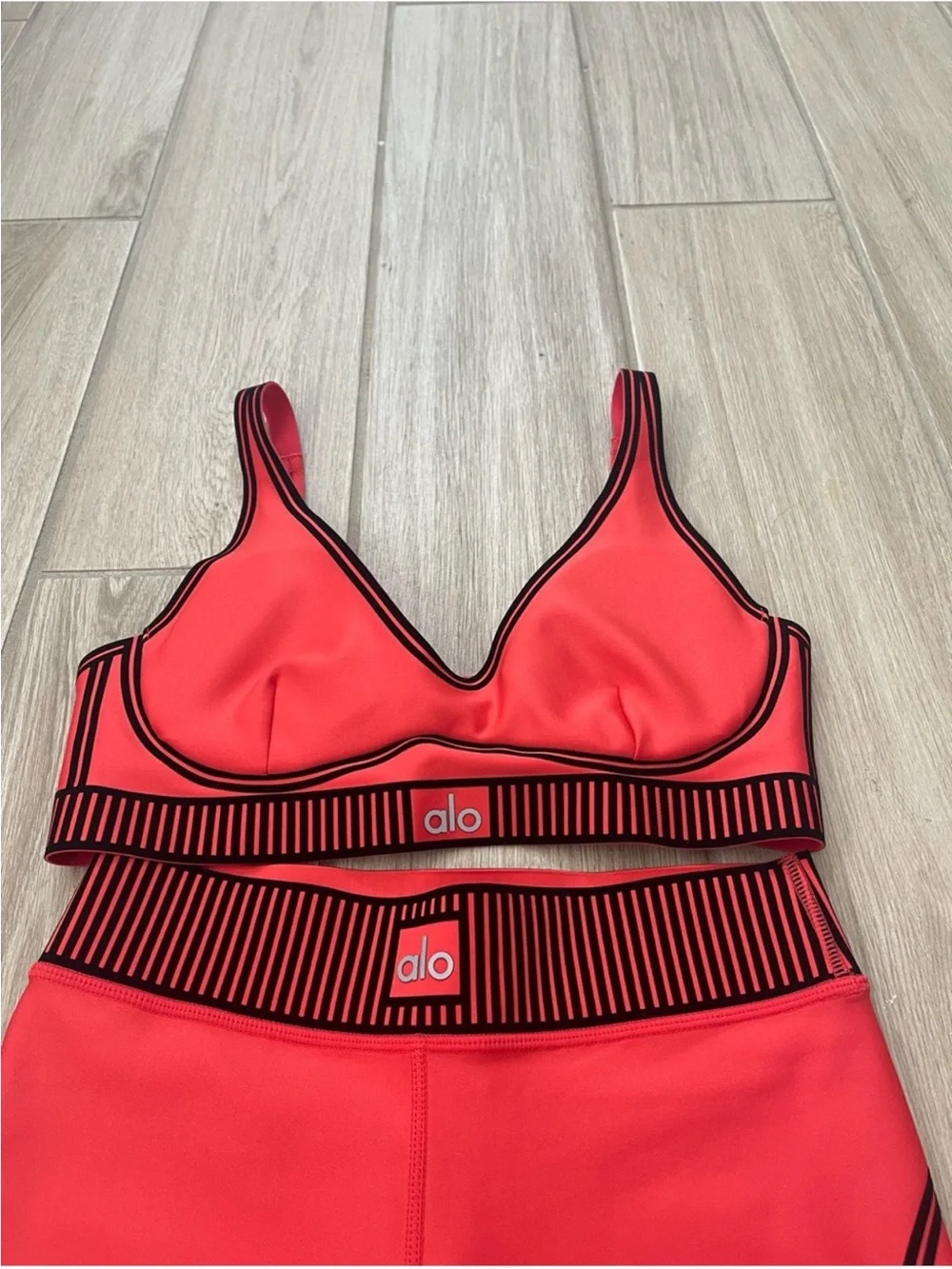 NWOT ALO Yoga Line Up Set Red Hot Summer High Waisted Leggings + Bra Sz XS 0-2